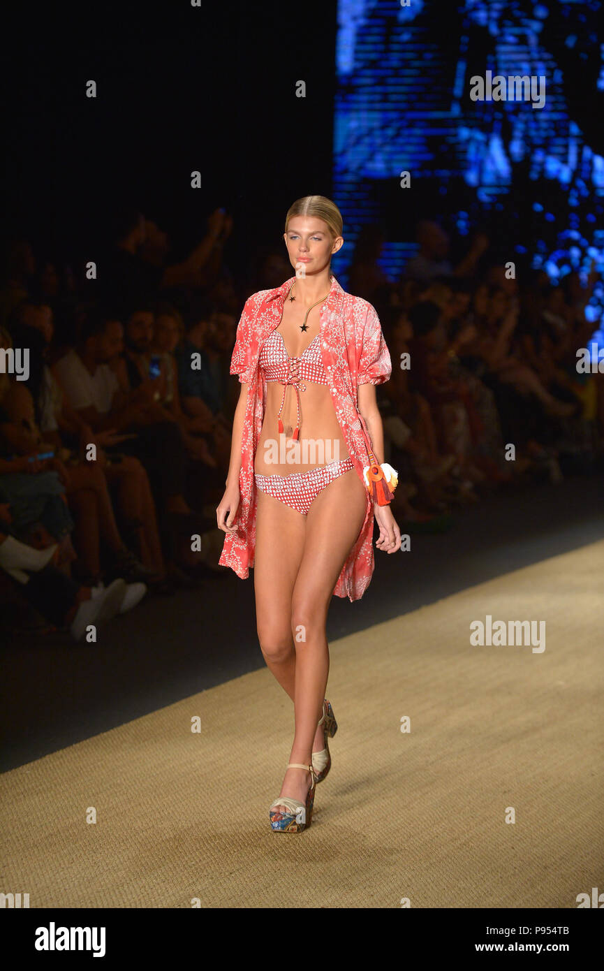 Miami Beach, FL, USA. Le 13 juillet, 2018. Un model pour Agua Bendita montrer pendant le Paraiso Fashion Fair au Paraiso tente le 13 juillet 2018 à Miami Beach, Floride. Credit : Mpi10/media/Alamy Punch Live News Banque D'Images