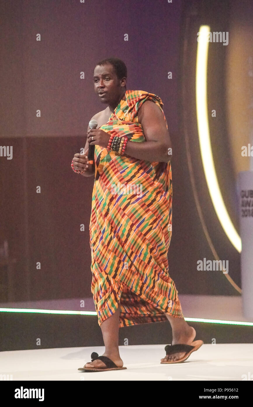 14 juillet 2018. Londres, Angleterre. Une salutation traditionnelle d'un Stormzy okyeama.Parmi les lauréats GUBA Awards à Londres. GUBA (Ghana UK Base) a eu lieu à l'O2 Intercontinental Hotel, North Greenwich, Londres. L'ancien Président du Ghana, Jerry John Rawlings, a parlé et a donné des bourses d'autres sommités seront notamment la réalisatrice Amma Asante Pedersen, Hugh Quarshie, George Boateng, Nana Abu Anamoah Buatsi, Joshua. © Peter Hogan/Alamy Live News Banque D'Images