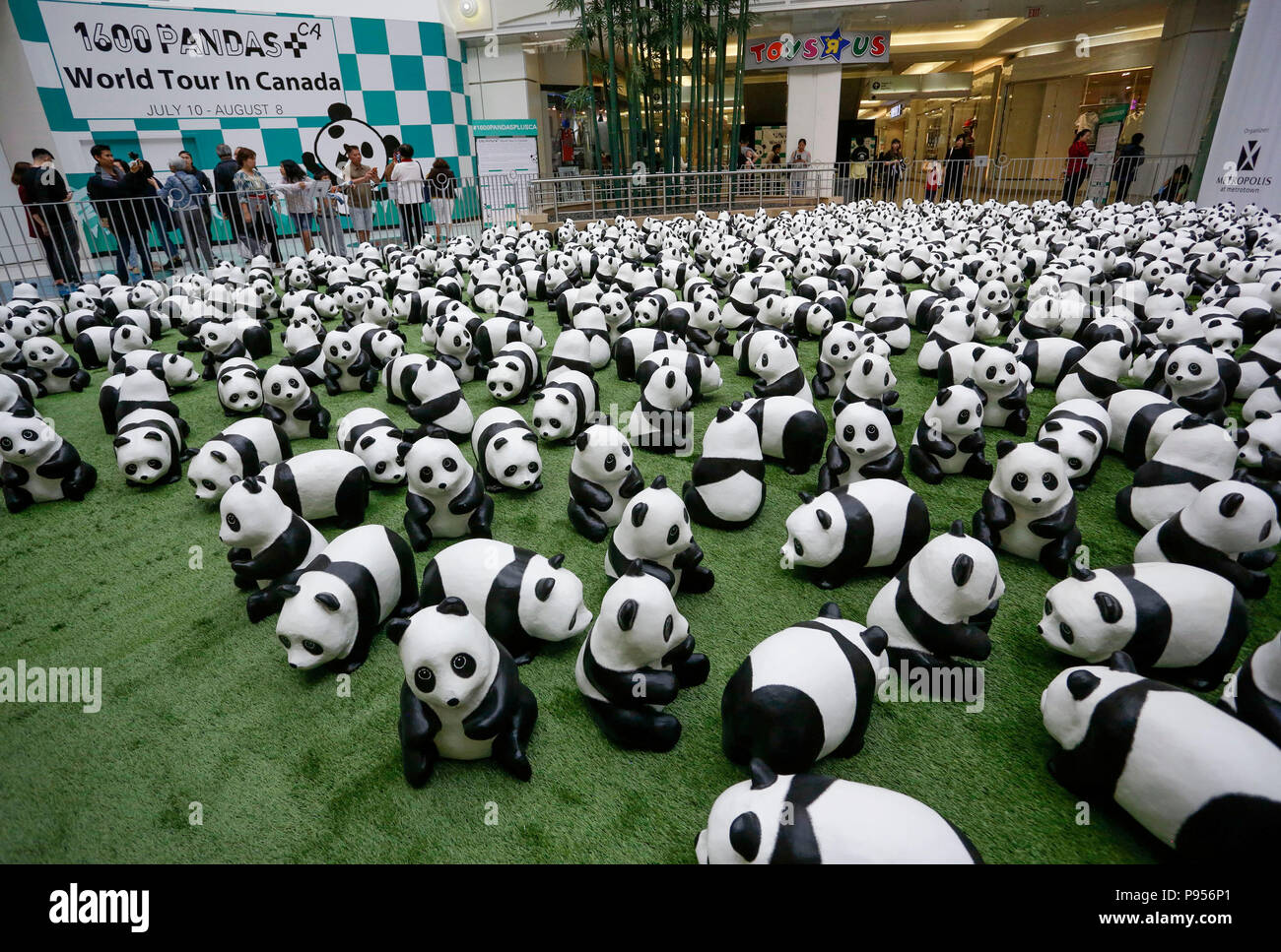 Beijing, Chine. 10 juillet, 2018. Photo prise le 10 juillet 2018 montre des pandas papier mâché lors d'une exposition de l'art 'papier mâché 1 600 pandas' at Metrotown Mall à Vancouver, Canada. Credit : Liang sen/Xinhua/Alamy Live News Banque D'Images