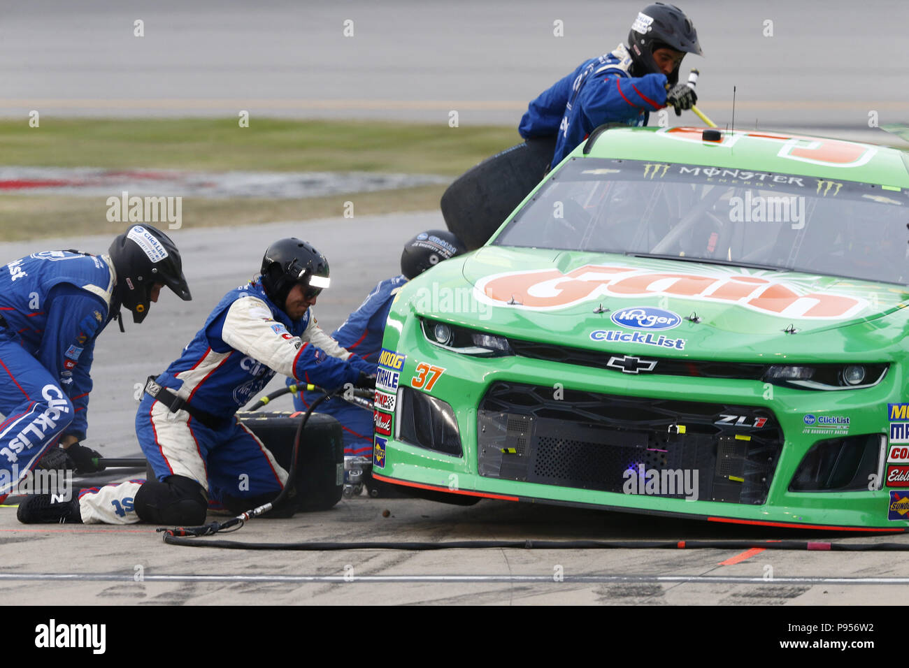 14 juillet 2018 - Sparte, Kentucky, États-Unis d'Amérique - Chris Buescher (37) apporte sa voiture en bas de la route à ciel ouvert pour le service au cours de la Quaker State 400 au Kentucky Speedway à Sparte, Kentucky. (Crédit Image : © Chris Owens Asp Inc/ASP via Zuma sur le fil) Banque D'Images