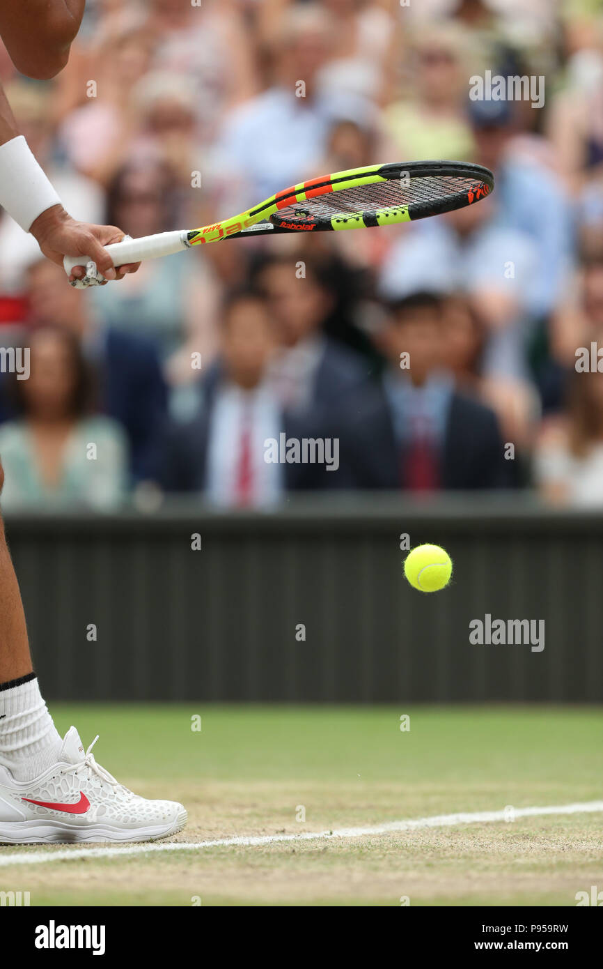Londres, Royaume-Uni. 14 juillet 2018. Rafael Nadal fait rebondir le ballon. Finale dames, Jour 12, les Championnats de tennis de Wimbledon Wimbledon, Londres, le 14 juillet 2018. Crédit : Paul Marriott/Alamy Live News Banque D'Images
