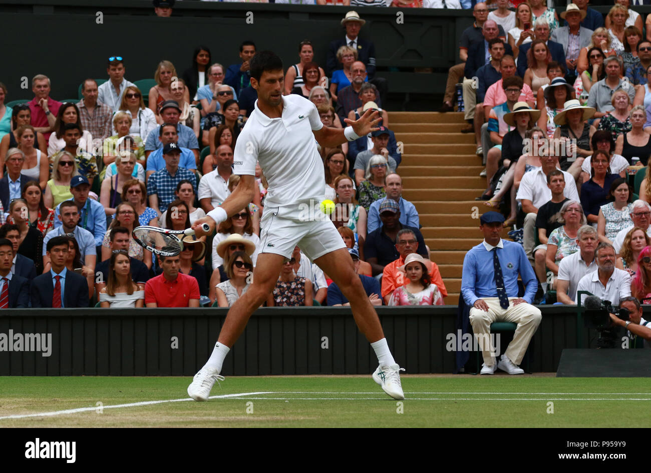 Londres, Royaume-Uni. 14 juillet 2018. Novak Djokovic en action dans la conclusion de l'Rafael Nadal et Novak Djokovic match. Finale dames, Jour 12, les Championnats de tennis de Wimbledon Wimbledon, Londres, le 14 juillet 2018. Crédit : Paul Marriott/Alamy Live News Banque D'Images