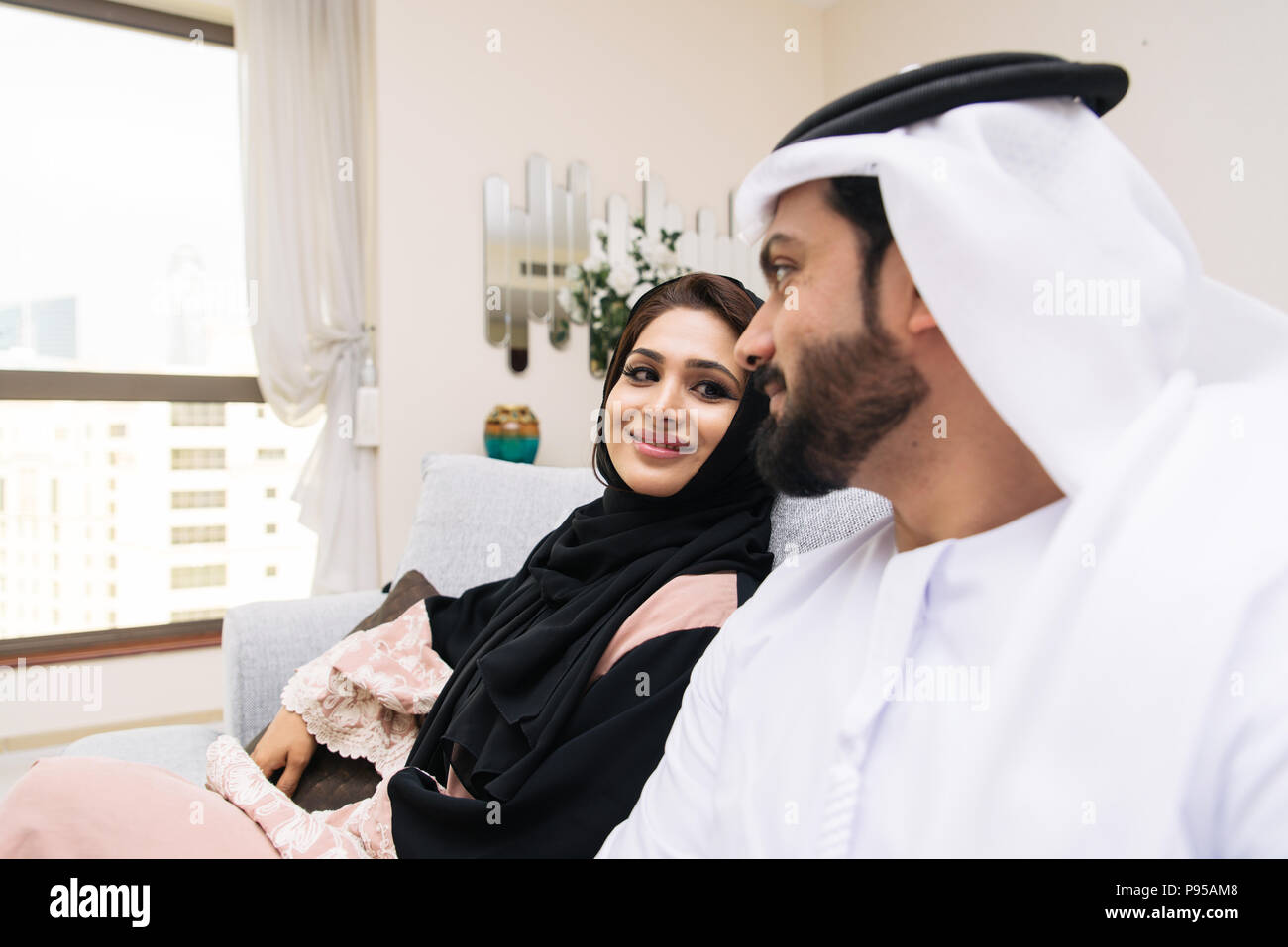 Couple arabe à la maison Couple arabe à la maison