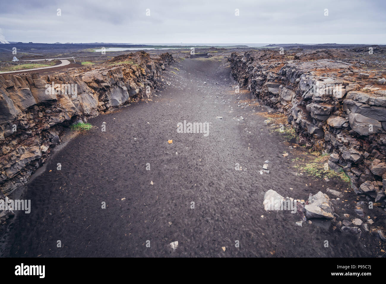 Vue du pont entre l'Europe et en Amérique du Nord dans la région de Reykjanes UNESCO Global Geopark en Reykjanesskagi - péninsule du Sud, Islande Banque D'Images