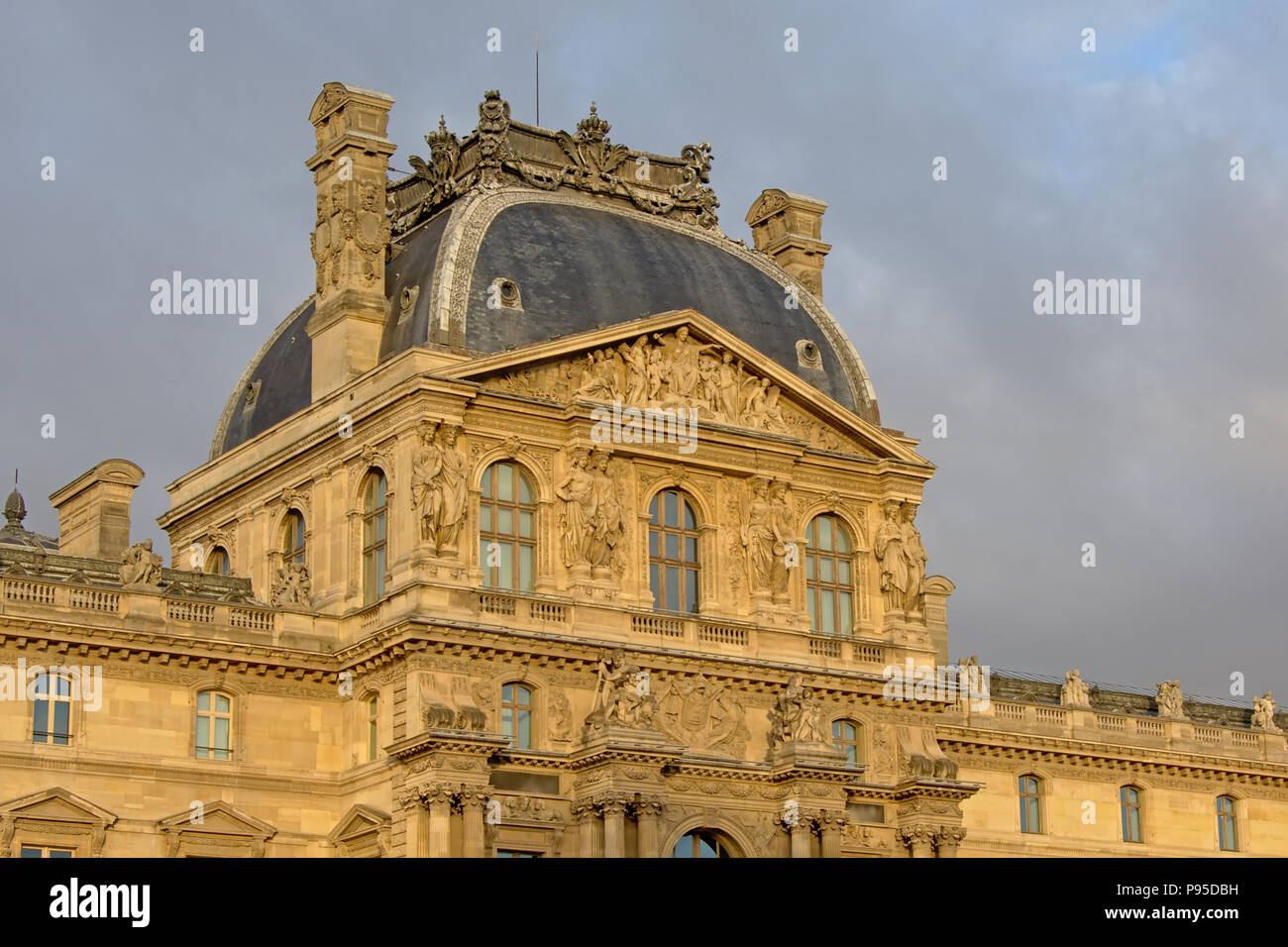 Des détails architecturaux de l'édifice de style Second Empire du musée du Louvre, Paris, France Banque D'Images