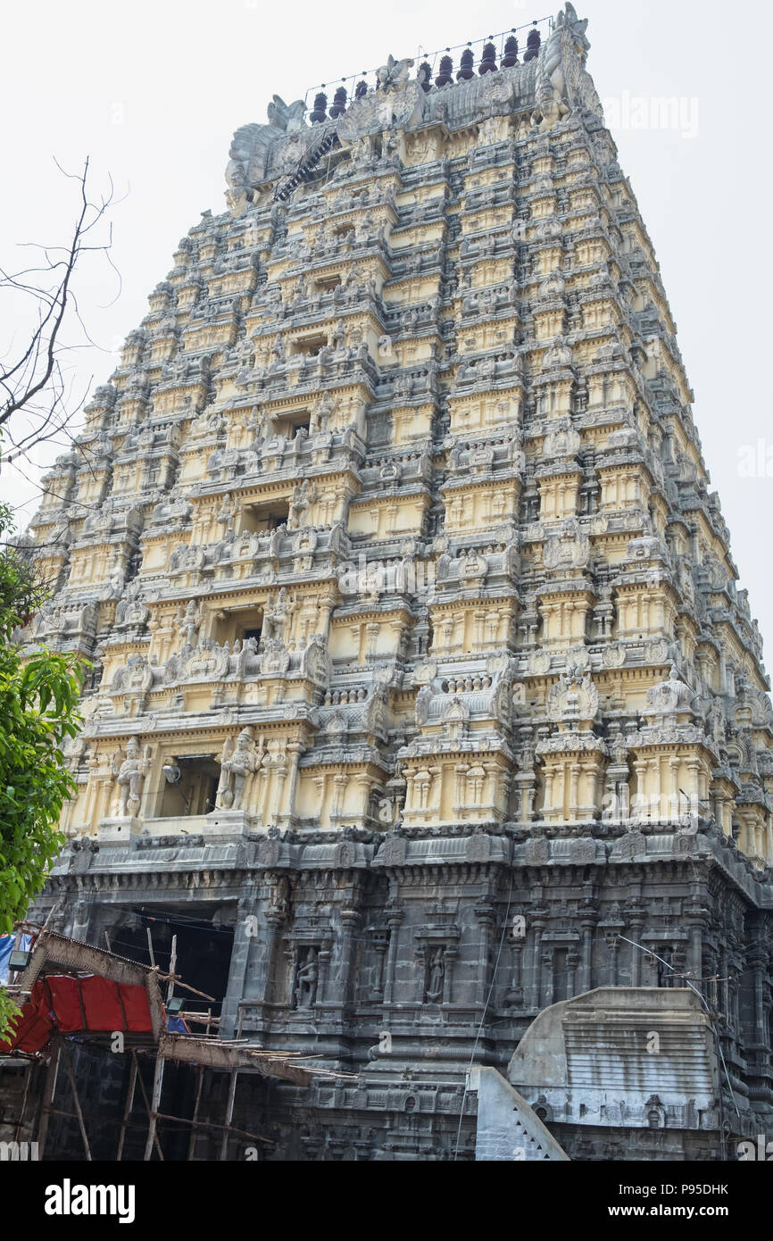 Le Gopuram, ou tour de la passerelle, à l'entrée de la 9e siècle temple Ekambareswarar à Kanchipuram au Tamil Nadu Banque D'Images