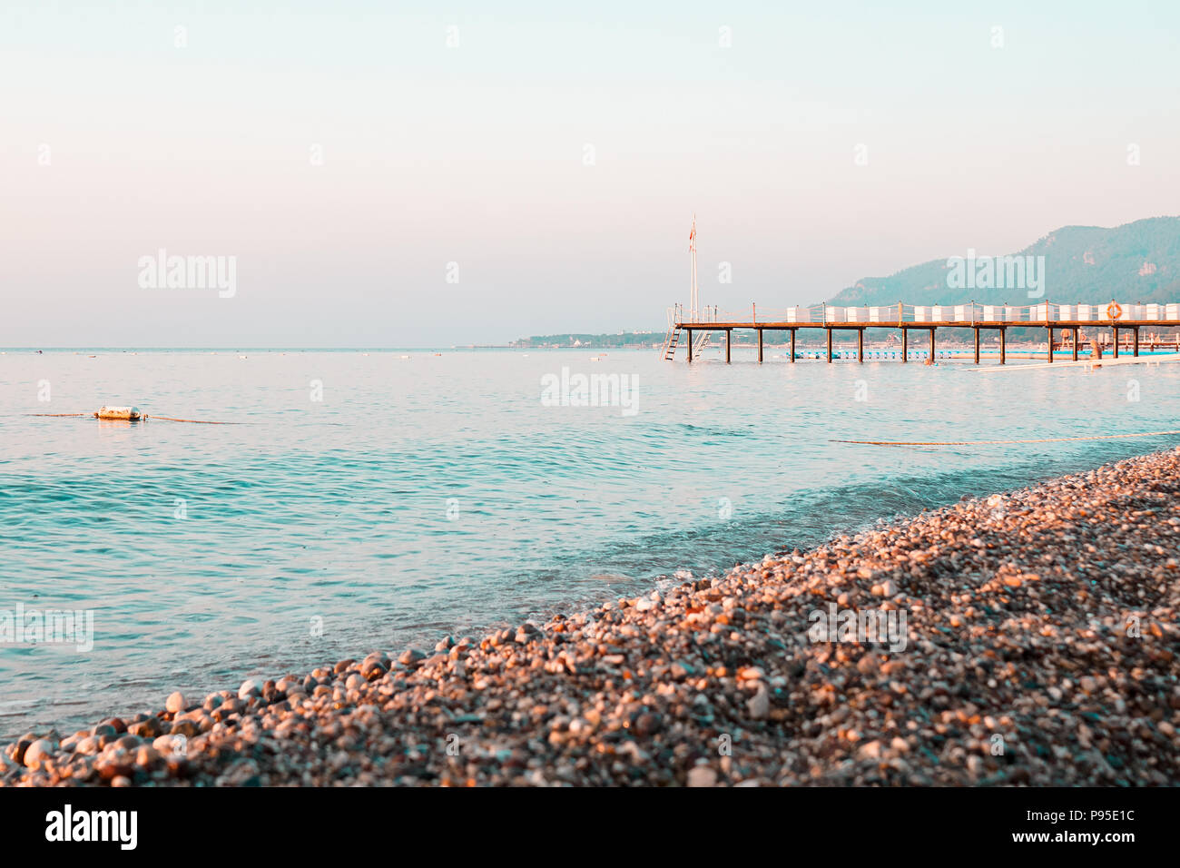 Plage et jetée de tôt le matin et la mer à l'horizon clair Banque D'Images