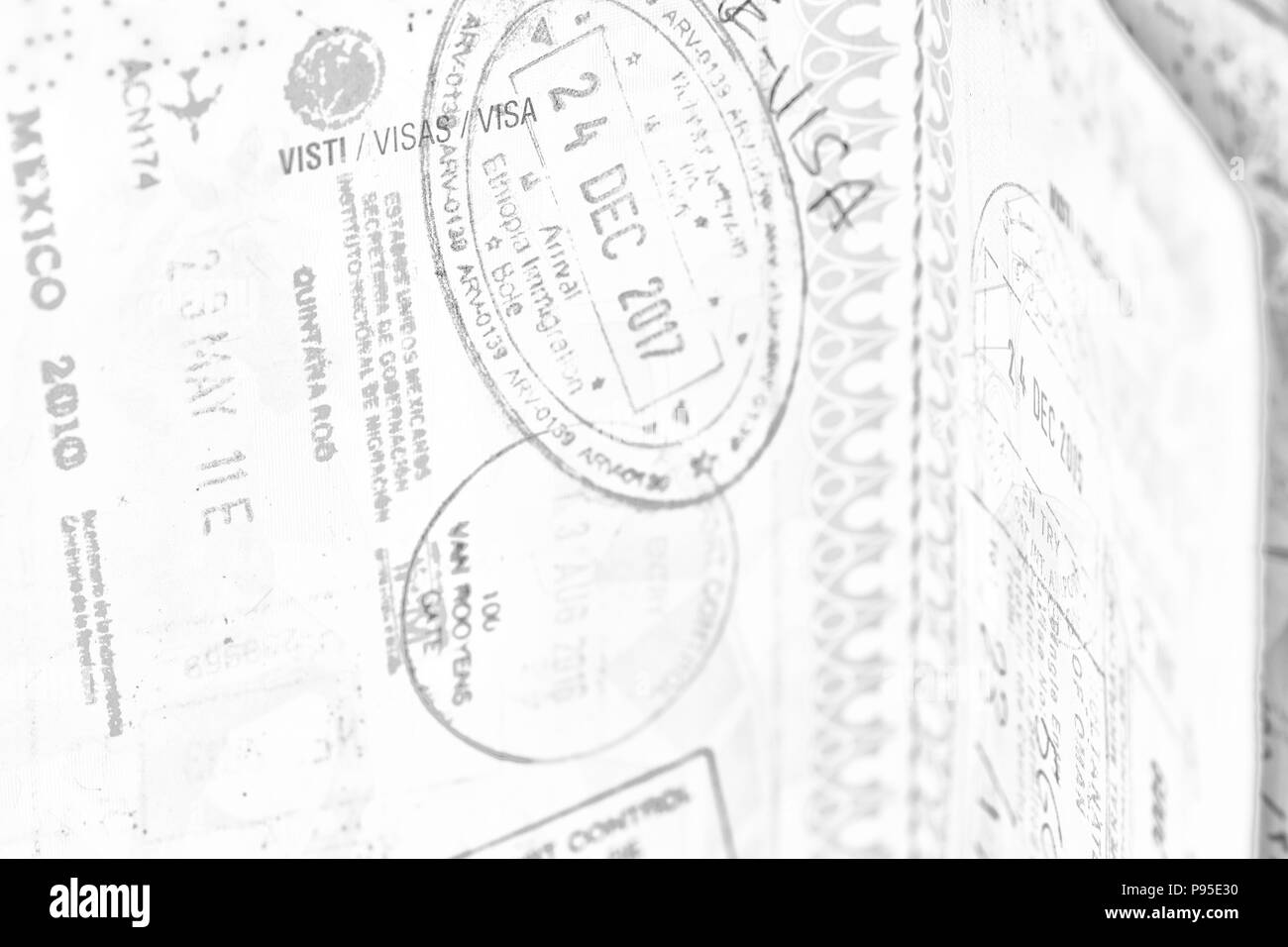 Blur et passeport dans le fond blanc comme concept de liberté et de voyage visa beaucoup de Banque D'Images