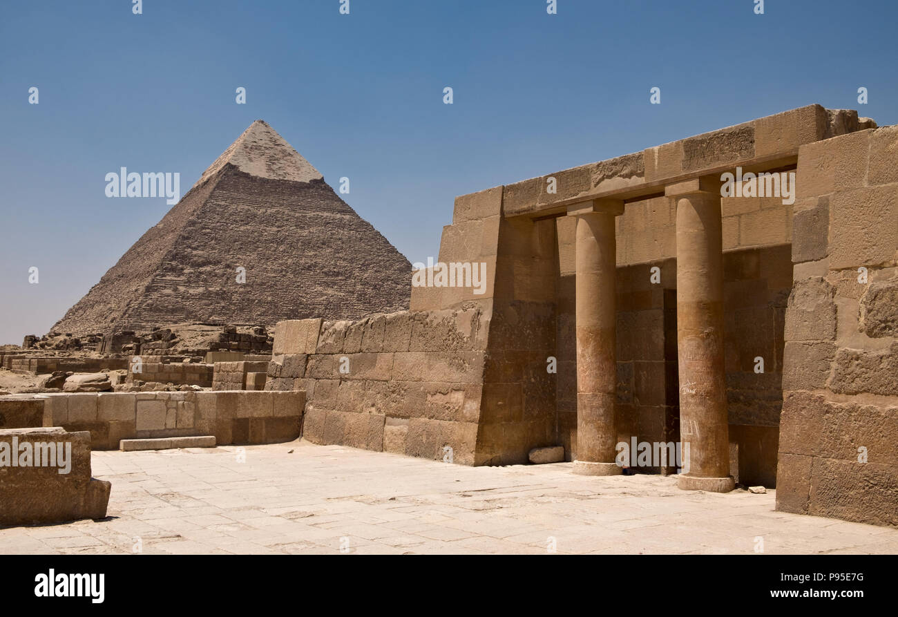 Pyramide de Khafré et entrée au tombeau, Giza, Egypte Banque D'Images