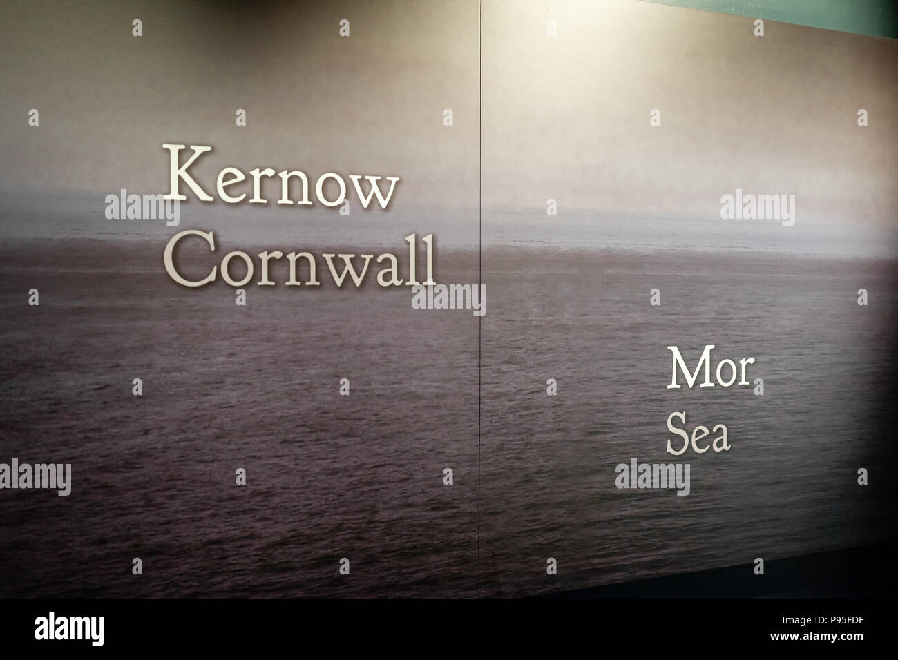 Cornique sur une affiche dans une exposition à Cornwall, Cornwall, Angleterre, RU concept Banque D'Images