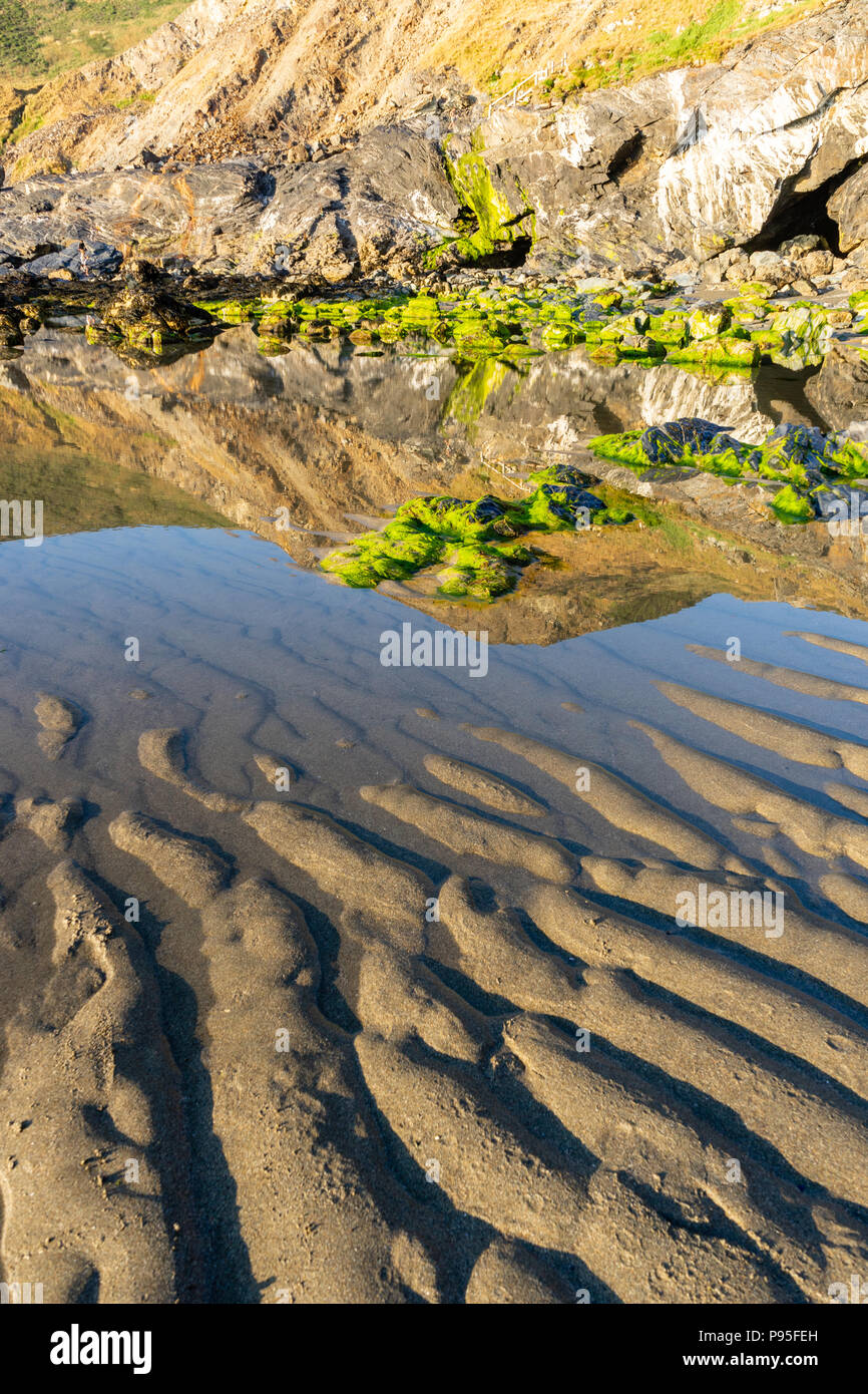 Tregardock Beach sea sand ripples durant la marée basse de l'été 2018, plage isolée hors des sentiers battus, North Cornwall, Cornwall, England, UK Banque D'Images