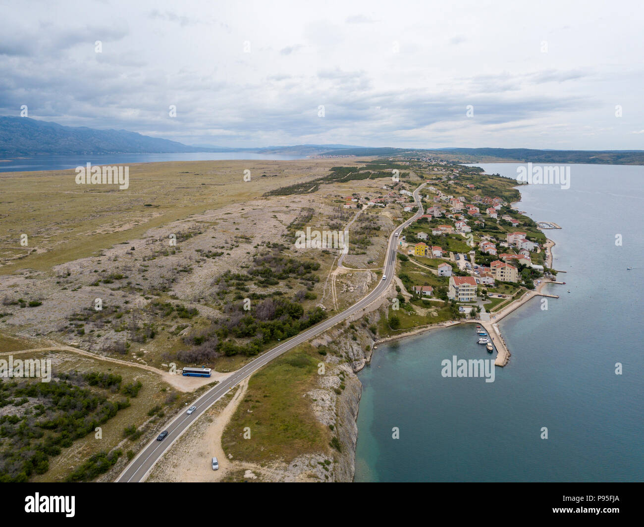 Vue aérienne de l'île de Pag, Croatie, côte croate et routes, maisons et bâtiments de la petite ville de Rtina. Falaise dominant la mer Banque D'Images