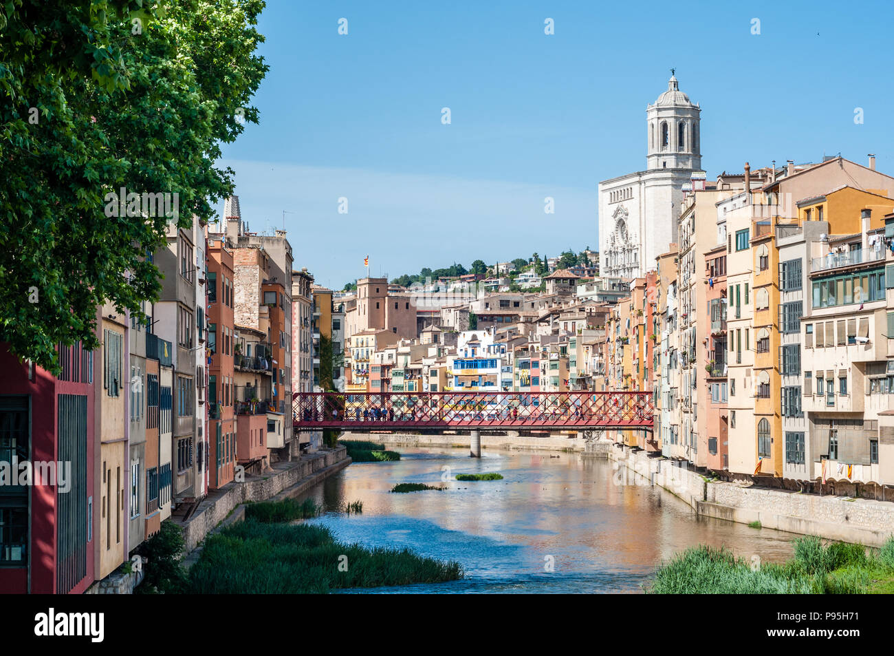 Les maisons sur la rivière Onyar avec cathédrale en arrière-plan, Gérone, Catalogne, Espagne Banque D'Images