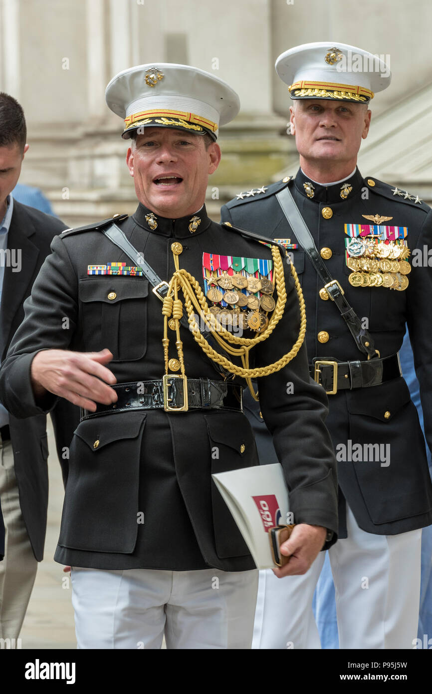 Remorquer les marines américains en permission à Londres portent leur uniforme. Banque D'Images