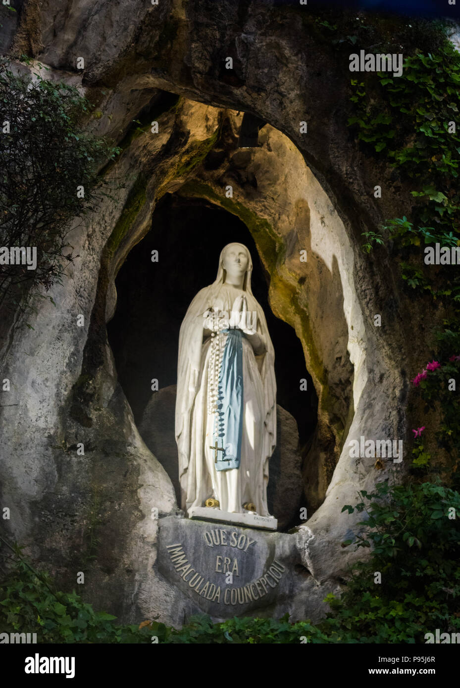 Statue de la Sainte Vierge Marie dans la grotte de Lourdes Banque D'Images