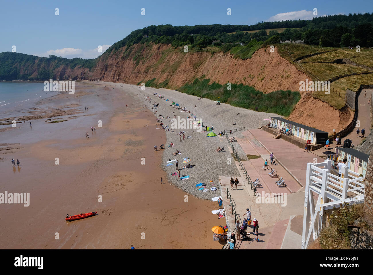 Sidmouht beach à l'ouest, vers la colline de pointe, également connu sous le nom de High Peak, l'est du Devon, UK Banque D'Images