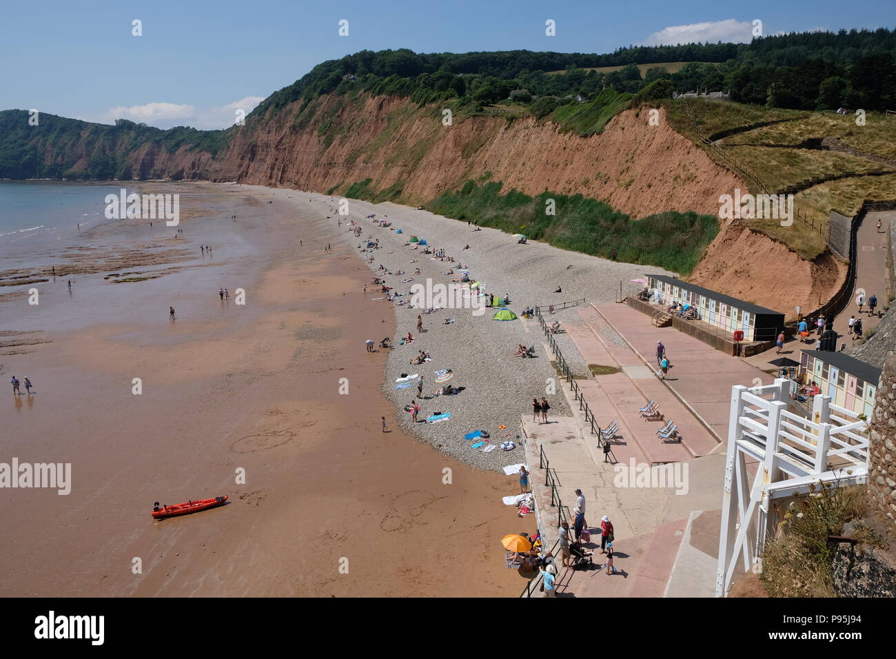 Sidmouht beach à l'ouest, vers la colline de pointe, également connu sous le nom de High Peak, l'est du Devon, UK Banque D'Images