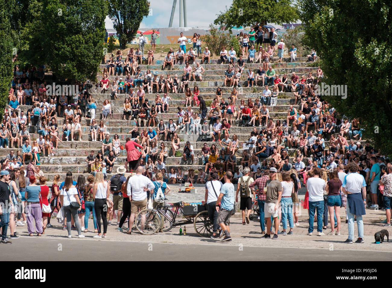 Berlin, Allemagne - juillet 2018 : Beaucoup de personnes dans l'amphithéâtre au parc Mauerpark (bondé) wathching street performer sur un dimanche d'été ensoleillé à Berlin Banque D'Images