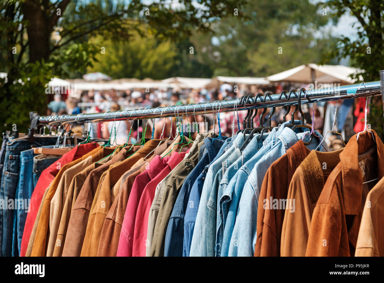 Vêtements vintage retro , vestes et chemises / seconde main Fashion, le marché aux puces - Banque D'Images