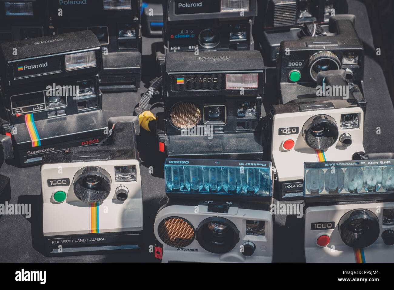 Berlin, Allemagne - juillet 2018 : Ancienne rétro vintage camera / appareil photo Polaroid collection, le marché aux puces de Mauerpark de Berlin, Allemagne Banque D'Images