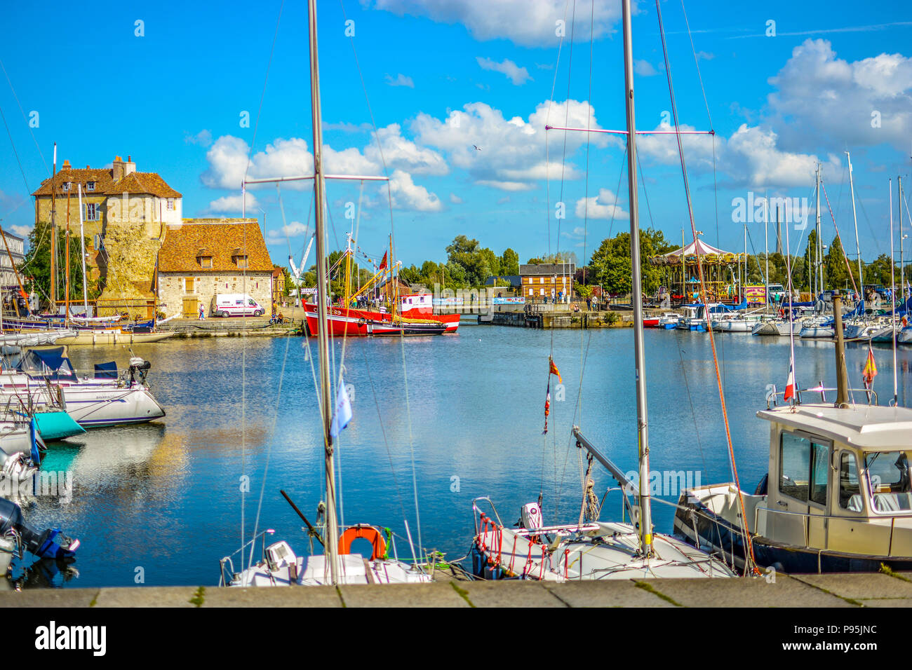 Bateaux, yachts et bateaux de pêche, le vieux port ou ligne Vieux Bassin dans le village normand de Honfleur, France sur une journée ensoleillée. Banque D'Images