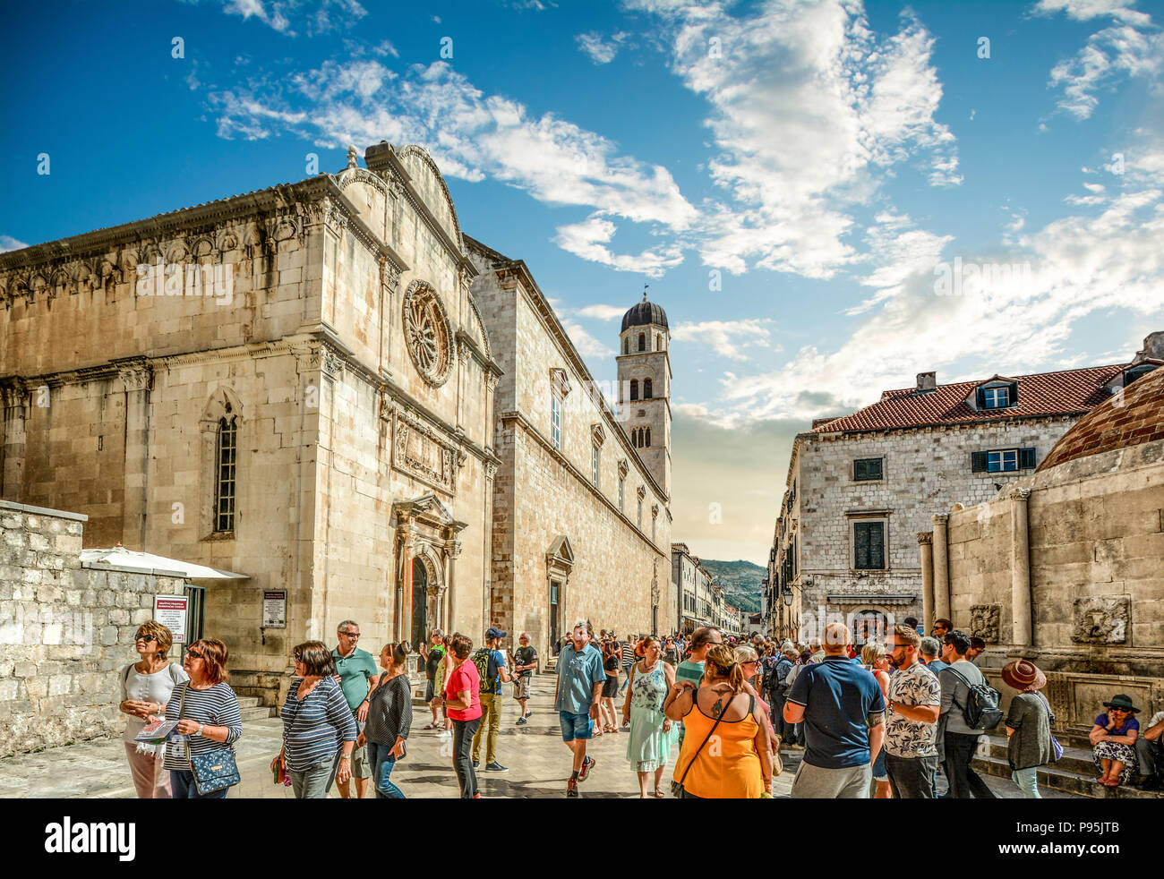 Des foules de touristes à pied la rue principale stradun ou à côté de l'église St Sauveur dans la vieille ville fortifiée de Dubrovnik, Croatie Banque D'Images