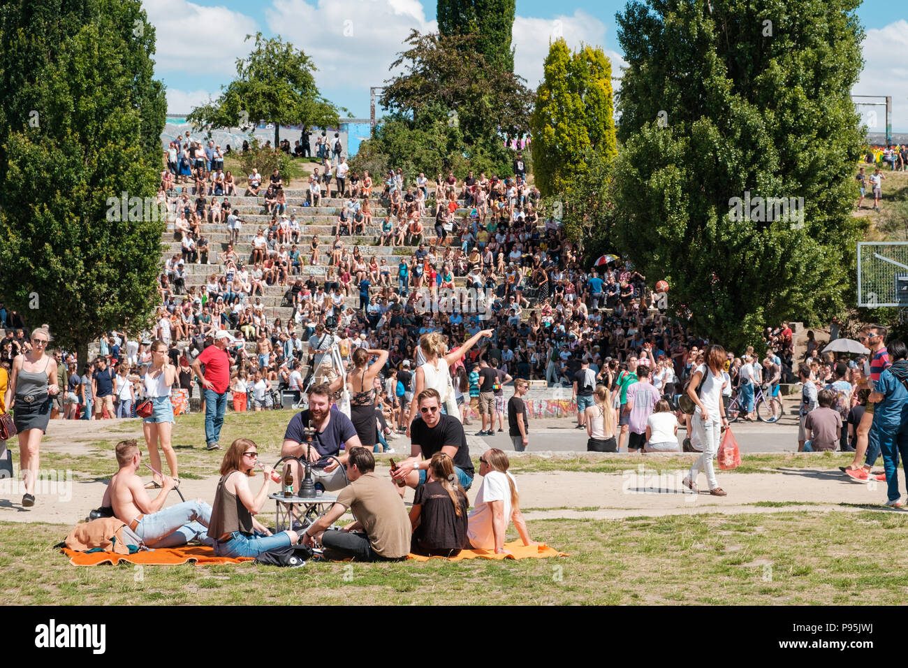 Berlin, Allemagne - juillet 2018 : Groupe de jeunes bénéficiant d'été sur prairie dans le parc Mauerpark (bondé) lors d'une journée ensoleillée à Berlin Banque D'Images