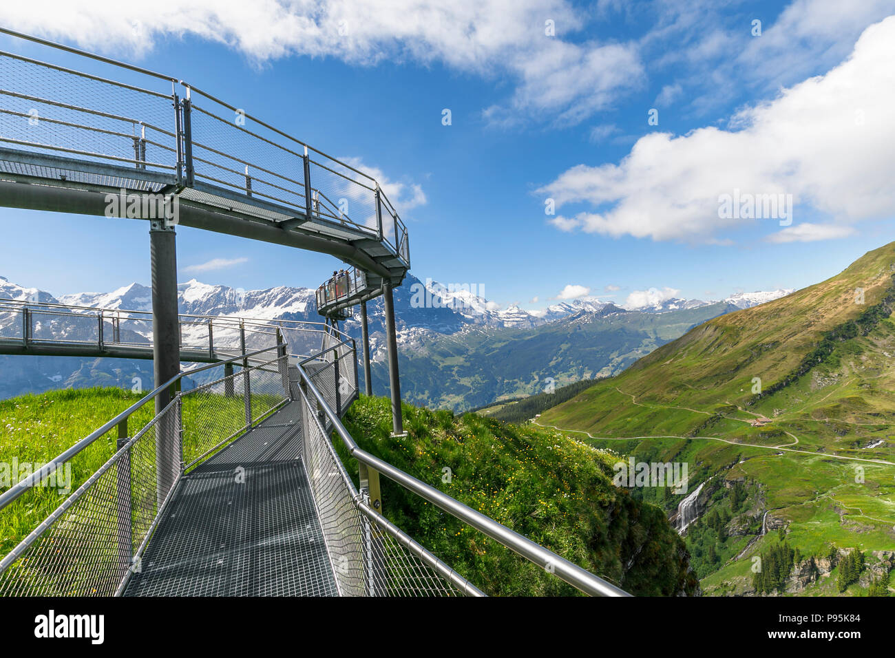 Plate-forme d'observation à Grindelwald-First, région Jungfrau Alpes de l'Oberland Bernois, Suisse avec vue sur l'Eiger, Monsch et Jungfrau Banque D'Images