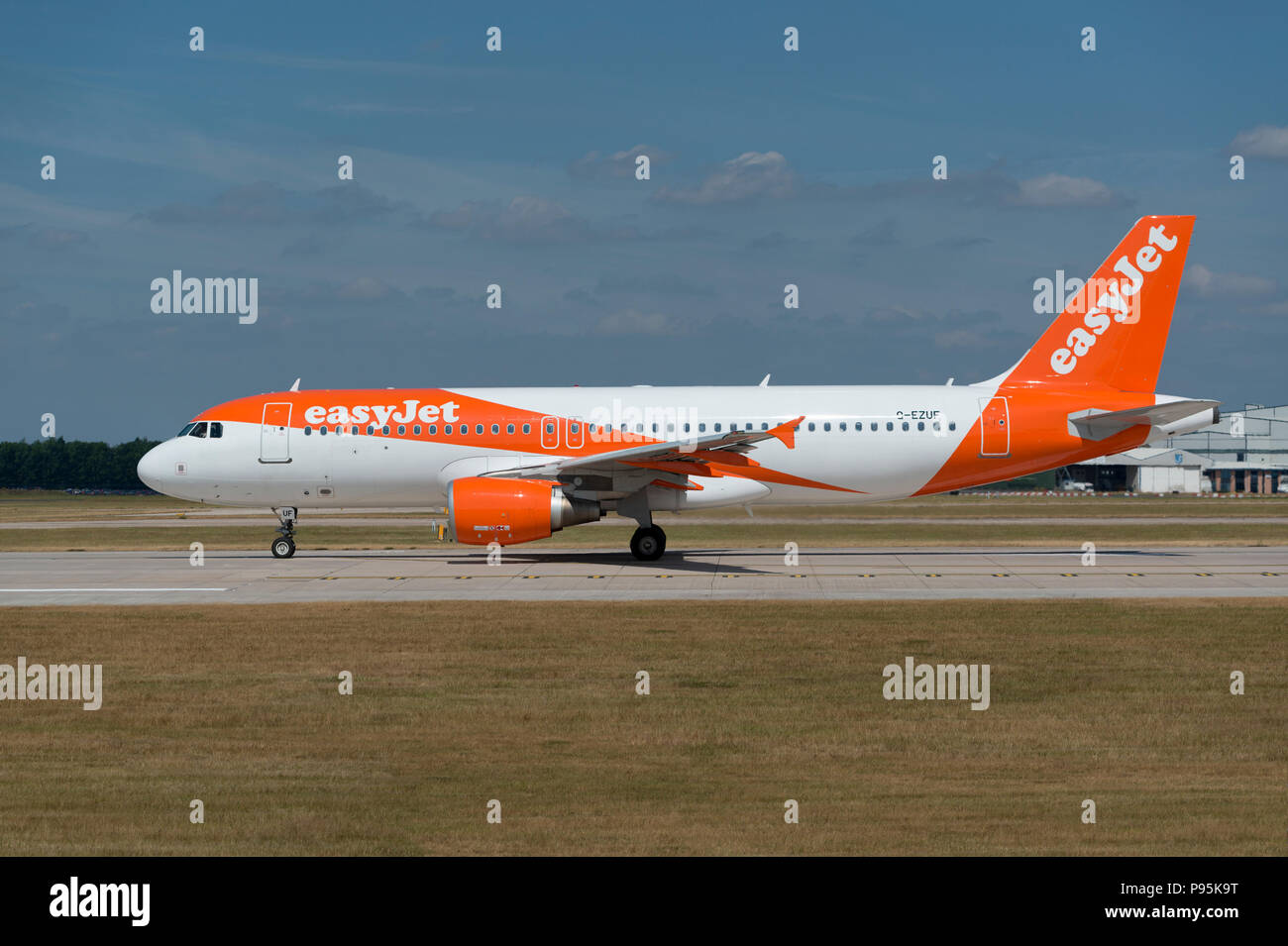 Un Airbus A319 d'Easyjet se trouve sur la piste à l'aéroport de Manchester alors qu'elle s'apprête à décoller. Banque D'Images