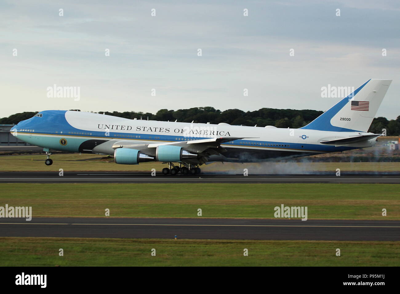 Avec le président des États-Unis Donald Trump à bord, Air Force 1 (92-9000) arrive à l'Aéroport International de Prestwick en Ayrshire Banque D'Images