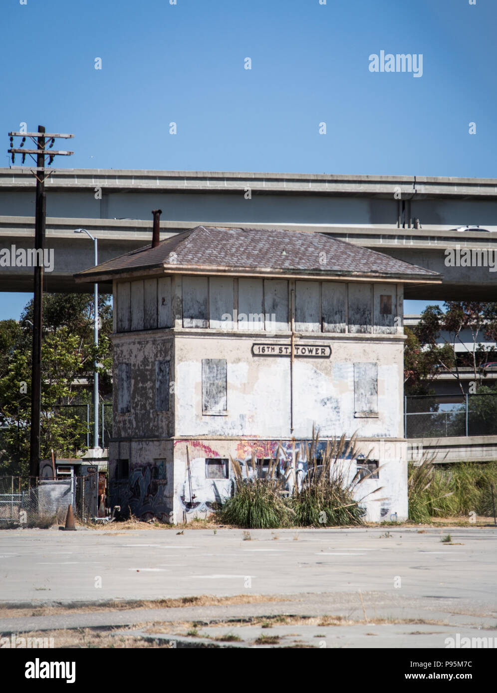 Un bâtiment plus petit sur la 16e Rue Ouest en lot de Oakland, Californie, une vieille gare abandonnée. Banque D'Images