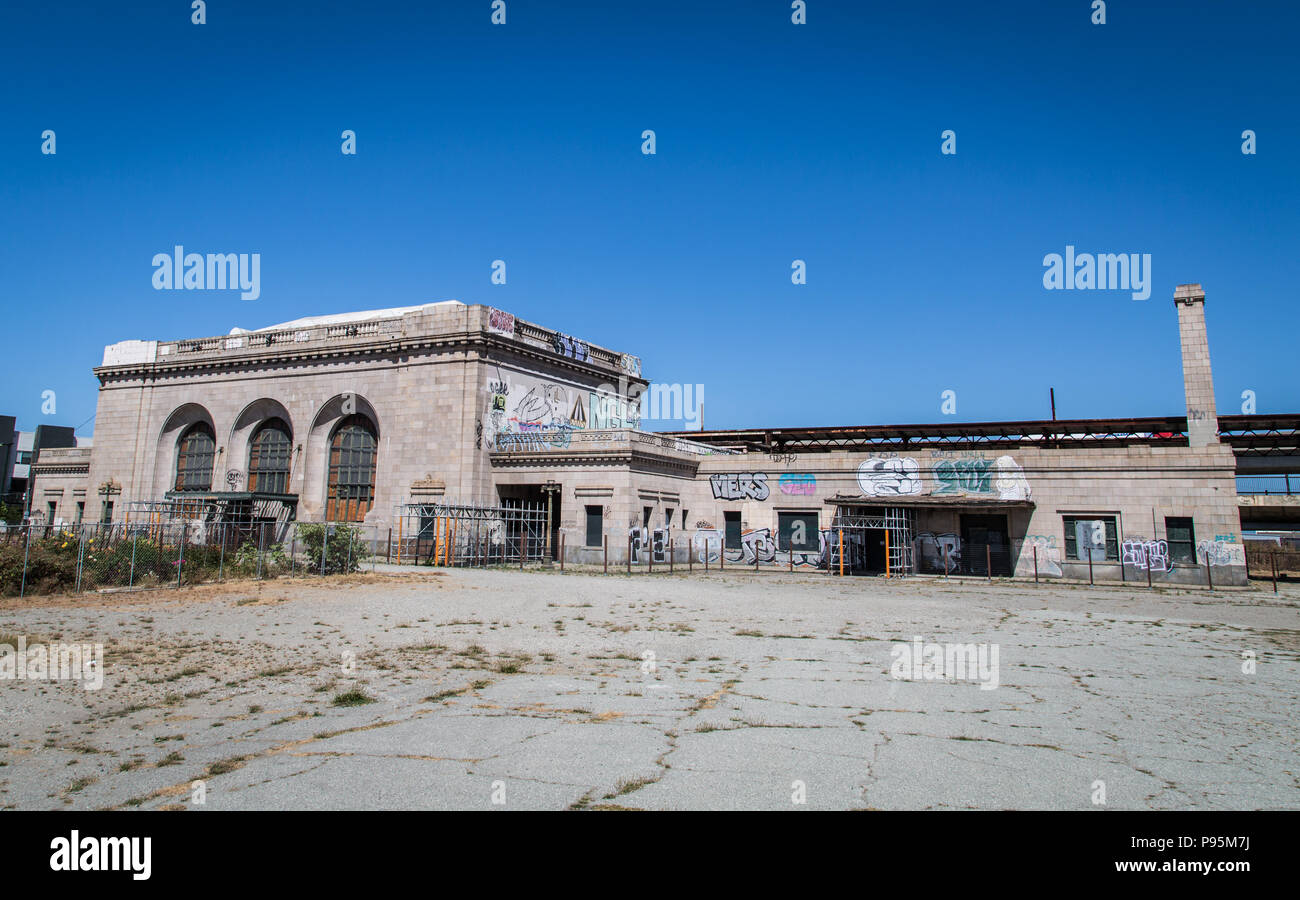 La façade de la gare abandonnée la 16e Rue Ouest à Oakland, Californie. Banque D'Images