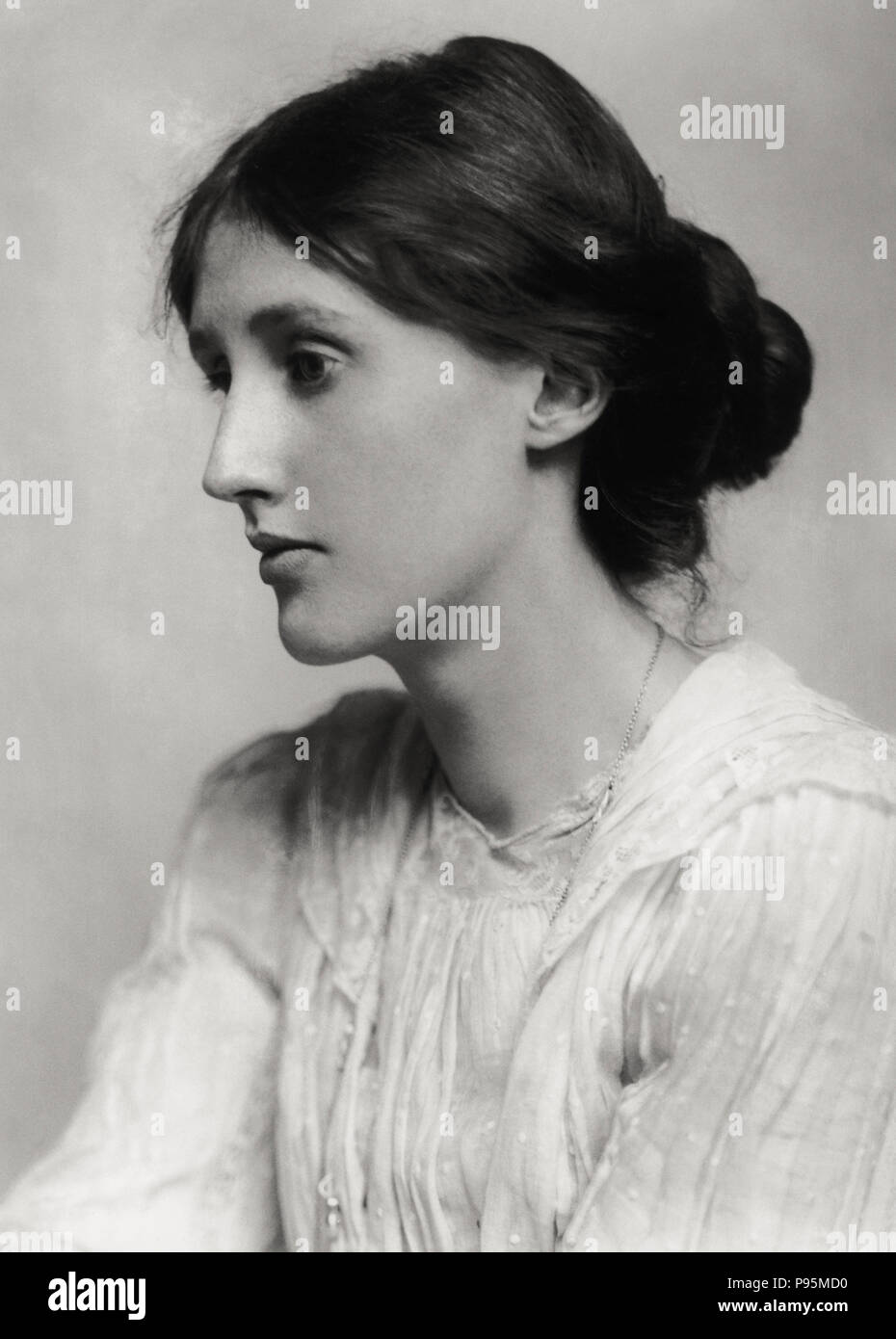 Portrait de Virginia Woolf (25 janvier 1882 - 28 mars 1941), un auteur britannique et féministe, avec son chignon. 1902 Banque D'Images