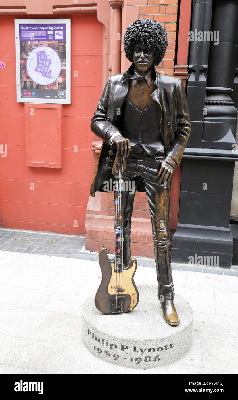 Une statue de bronze de Phil Lynott s par rockstar le regretté Chanteur et bassiste du groupe Thin Lizzy. Dublin, Irlande. Banque D'Images