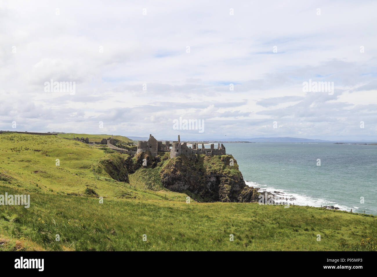 Le Château de Dunluce est un château médiéval en ruine maintenant en Irlande du Nord. Il est situé sur le bord d'un affleurement de basalte dans le comté d'Antrim. Banque D'Images