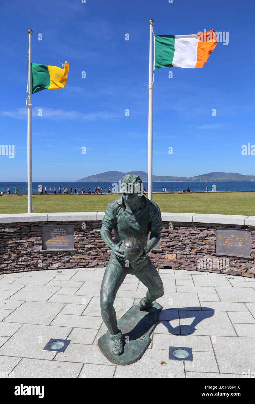 La statue en bronze du célèbre footballeur et entraîneur Mike O'Dwyer sur le front de mer de Waterville, dans le comté de Kerry, Irlande Banque D'Images
