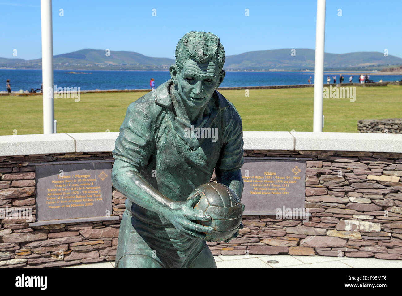 La statue en bronze du célèbre footballeur et entraîneur Mike O'Dwyer sur le front de Waterville, Irlande, comté de Kerry. Banque D'Images