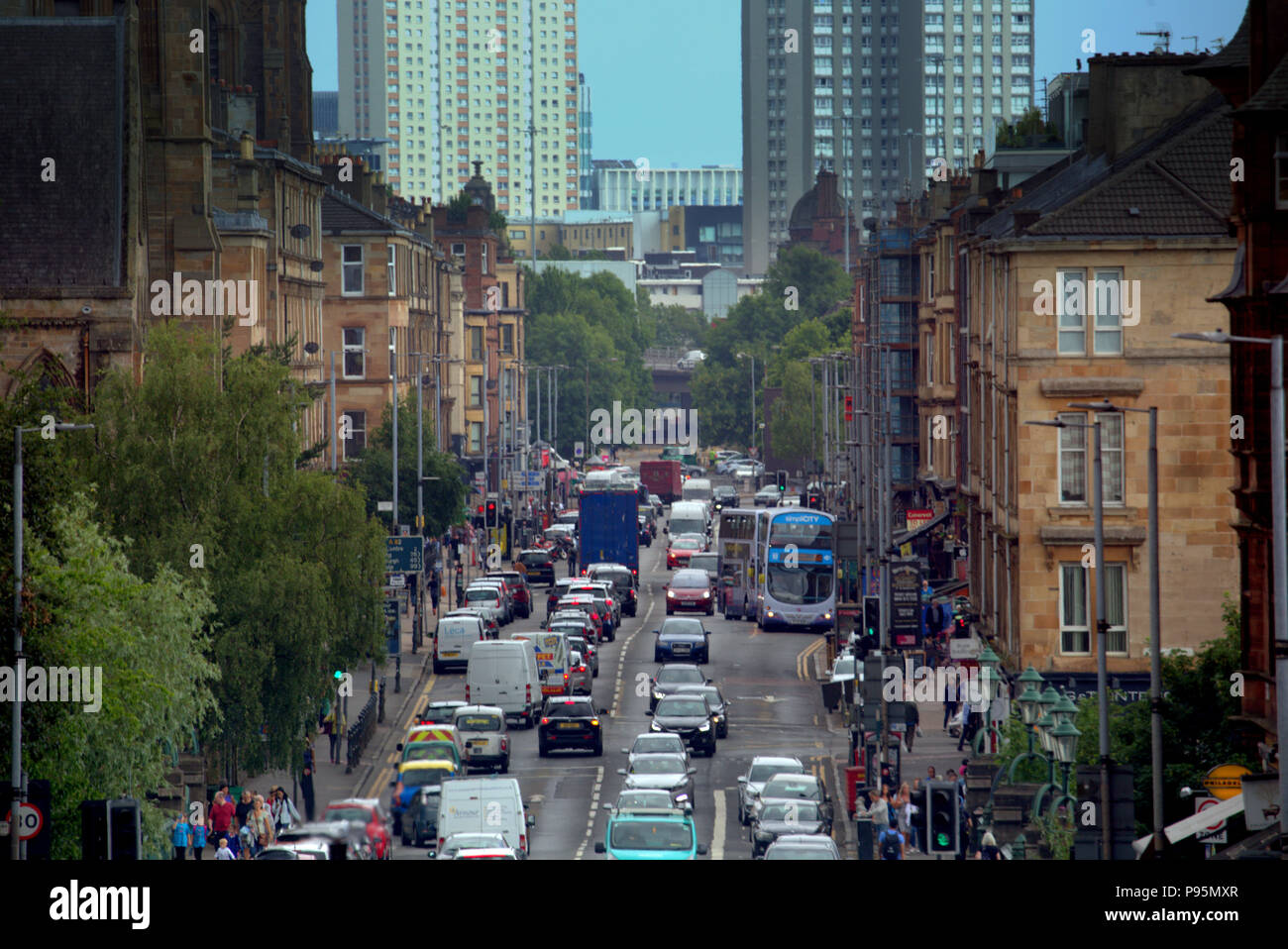 L'heure de pointe, la congestion de la pollution atmosphérique sur la Great Western Road Glasgow city centre bus voitures Street view perspective Banque D'Images