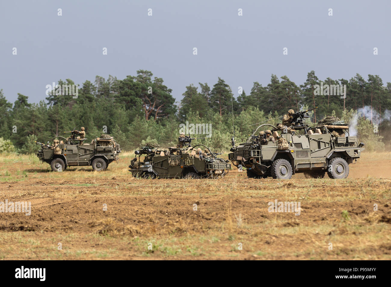 La mobilité de l'armée britannique Weapon-Mounted Kit d'installation "chacals" avec le 1er le Queen's Dragoon Guards fire sur ses ennemis au cours de la 15e Brigade mécanisée du réservoir d'une célébration de la Bataille de Pologne Groupe Orzysz, Pologne le 14 juillet 2018. La Pologne est un groupe de combat, unique coalition multinationale d'États-Unis, Royaume-Uni, croate et soldats roumains qui servent avec la 15e Brigade mécanisée polonaise comme une force de dissuasion de l'OTAN à l'appui de l'amélioration de l'avant la Présence. (U.S. Photo de l'armée par la CPS. Hubert D. Delany III /22e Détachement des affaires publiques mobiles) Banque D'Images