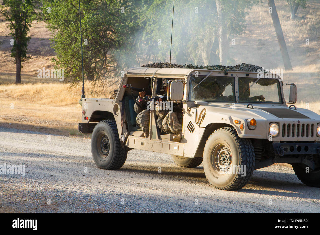 FORT HUNTER LIGGETT, CALIFORNIE) - Des soldats du 890e co Transport de CTIC Logan, Utah fire retour à l'ennemi des forces de l'opposition comme ils en voiture dans leur véhicule tactique sur Fort Hunter Liggett, le 12 juillet 2018. Le CTIC TC 890e effectuer leur guerrier mortel pour les voies de formation de la phase d'appui au combat annuel d'entraînement (CSTX). (U.S. Photo de la réserve de l'armée par la CPS. Sean McCallon) Banque D'Images