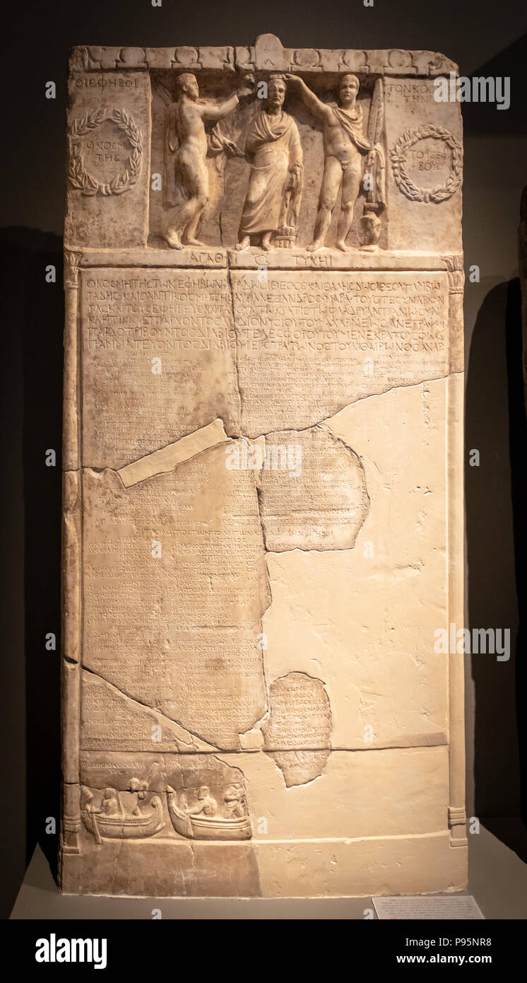 Stèle de l'inscription d'un Ephebic Liste, Bataille navale, Gymnase, éphèbes Pentelic Marble, trouvé à Athènes, en 112 AD, Banque D'Images