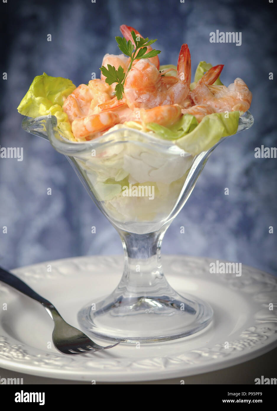 Un cocktail de crevettes en sauce rose avec salade Banque D'Images