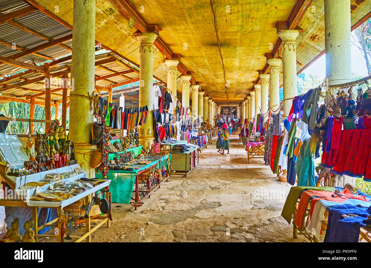 INN THEIN, MYANMAR - février 18, 2018 : la cité médiévale le long de l'allée de colonnes couverts marché de souvenirs de Nyaung Ohak complexe, le 18 février en J Banque D'Images