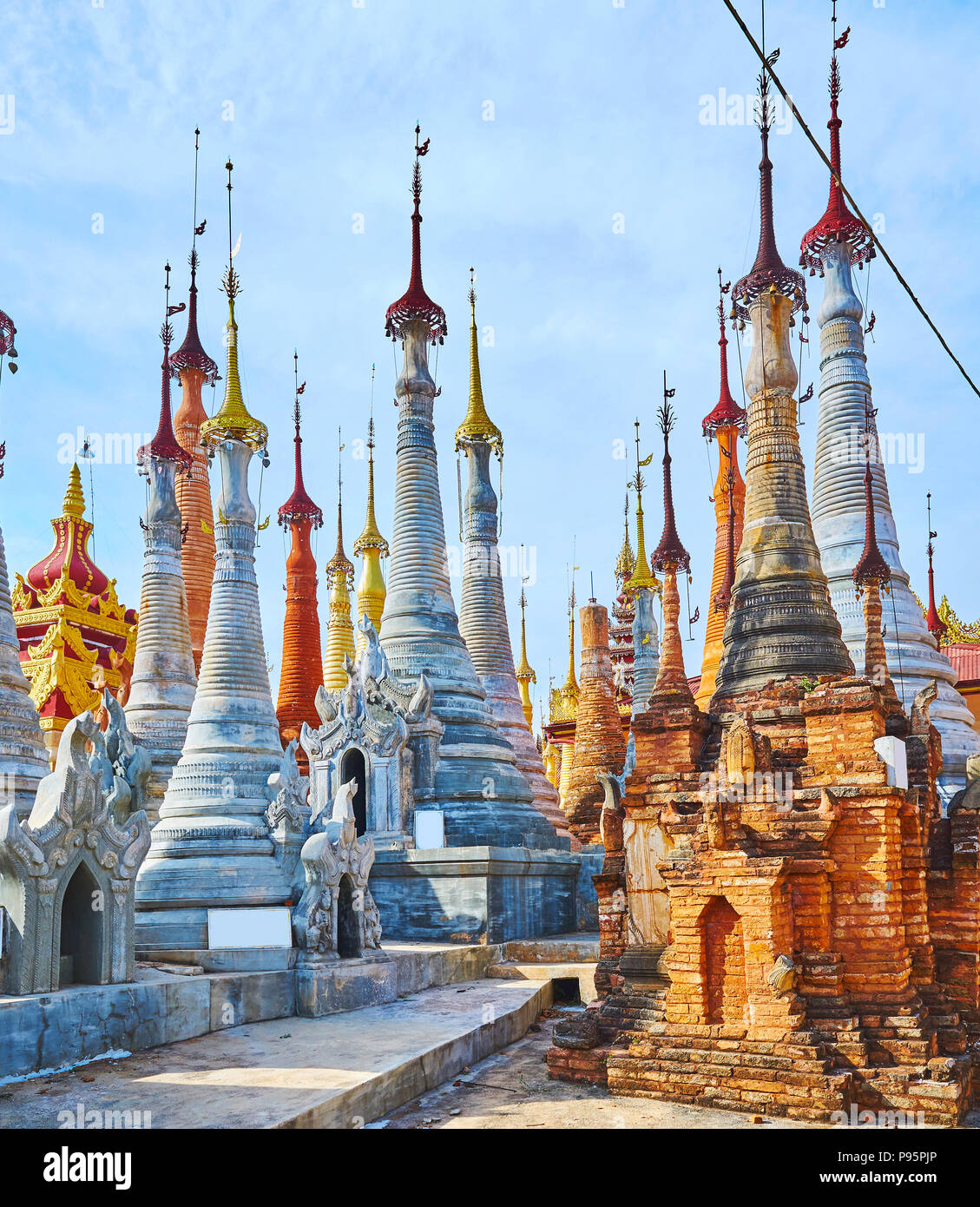 Il est facile de se perdre parmi des centaines de stupas haute et dense de Nyaung Ohak - complexe archéologique célèbre, religieux et culturel de l'emplacement de Indein (en Banque D'Images