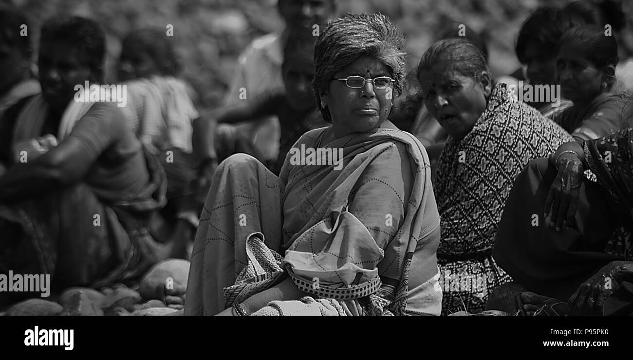 Agriculteur du village dans les terres agricoles ? Banque D'Images