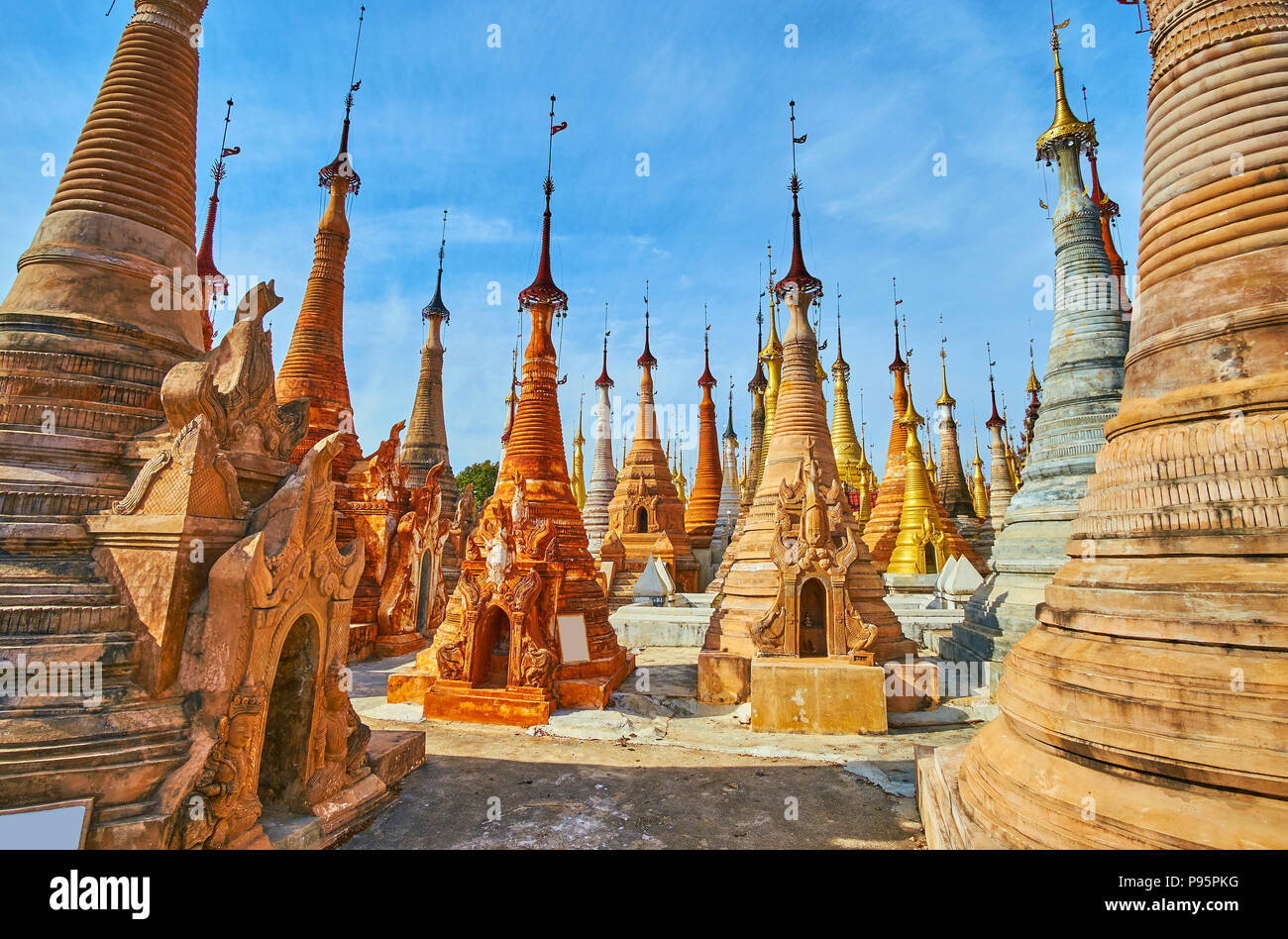 Les pagodes de Nyaung Ohak site historique complexe offrent des décors de secours avec des sculptures et des motifs, Inn Thein (Indein) village à côté du lac Inle, Mya Banque D'Images