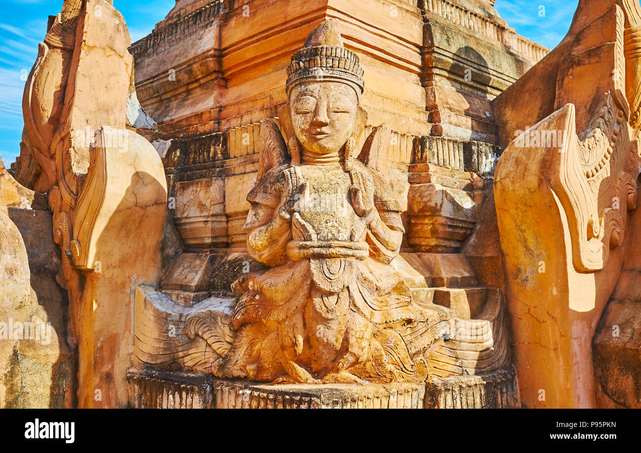 La statue d'ocre Kinnara homme-oiseau mythique pagode ancienne décore de Nyaung Ohak, Inn Thein, Myanmar. Banque D'Images