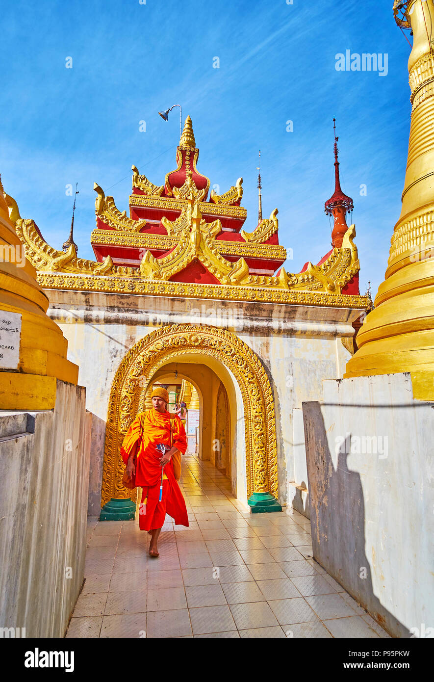 Lac Inle, MYANMAR - février 18, 2018 : Le jeune moine Bhikkhu visite le Inn Thein image du Bouddha de culte - monument historique et religieux de la re Banque D'Images