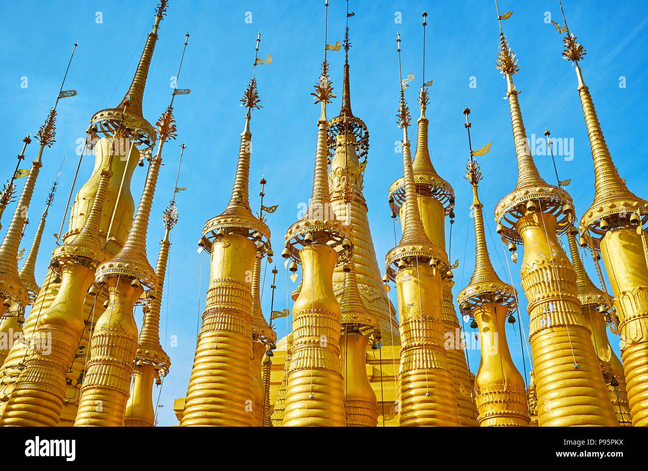 Le golden hti parasols sur la partie supérieure de la ville médiévale de stupas de Inn Thein image du Bouddha de culte, célèbre site historique et religieux à Indein (Inn Thein) vill Banque D'Images