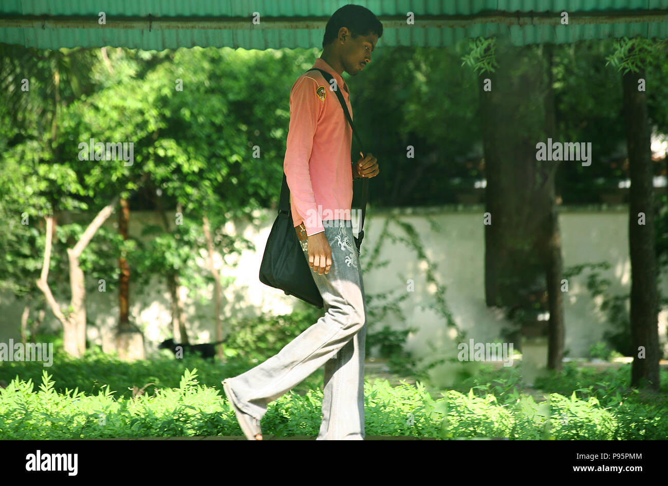 Indian Student walking avec sac, les étudiants Banque D'Images